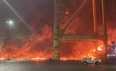 Взрыв произошел на торговом судне в порту Дубая