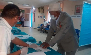 86-летний житель Арыси первым проголосовал на выборах сельских акимов
