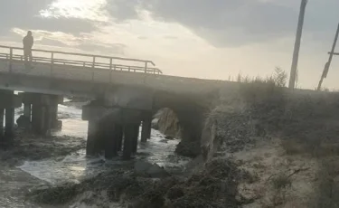 Железнодорожный мост затопило в Жамбылской области 