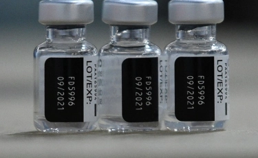 Pfizer вакцинасы Қазақстанда уақытша тіркеуден өтті: екпе кімге арналған