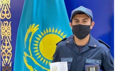 Министр үш жасар қызды құтқарған жігітті марапаттады 