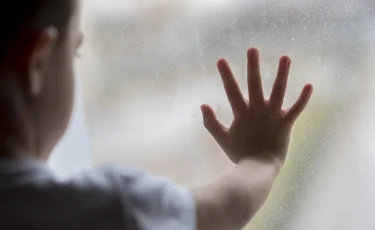 Оставила без еды на весь день: В Аксу мать закрыла в квартире голодных детей  