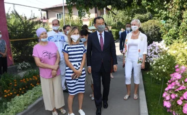 Б. Сағынтаев аула аумағын көгалдандыру байқауының жеңімпаздарын құттықтады