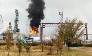 Два дизельных резервуара загорелись на заводе в Жамбылской области 