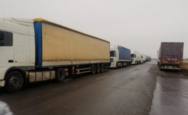Скопление транспорта наблюдалось на казахстанско-российской границе из-за карантинных мер