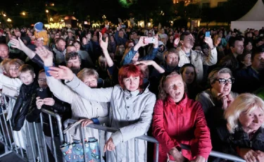 Екі адам қайтыс болды: зейнеткер 7-қабаттан жиналған жұрттың үстіне құлады 