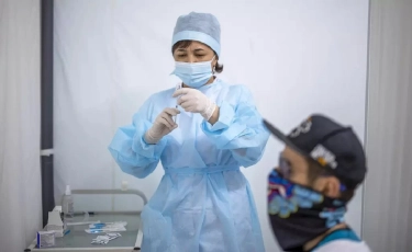 Pfizer вакцинасын салдырмаған баланың мектепке кіруіне тыйым салына ма 