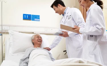 Непривитые жители Сингапура станут платить десятки тысяч долларов за лечение от COVID-19