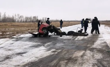 Павлодарда жол апаты болып, көлік қақ ортасынан бөлінді