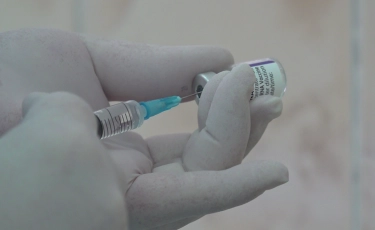 Алматы мектептерінде оқушыларға Pfizer вакцинасы салына бастады