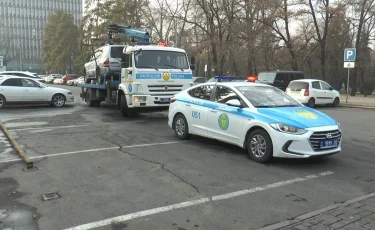 Алматыда жүргізушісі тұрақ ақысын төлемеу үшін жалған тіркеу нөмірімен жүрген