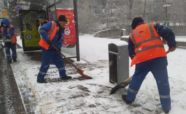 Уборка снега в Алматы 17 ноября: использовано 640 тонн противогололедных материалов