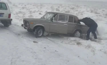 Полицейские помогли застрявшему в буран водителю в Туркестанской области 