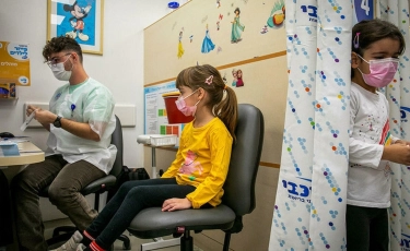 Вакцинация от COVID-19: в Израиле начали прививать детей от 5 до 11 лет
