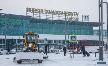 Ұшақтар кешігіп, жол апаты көбейді: Нұр-Сұлтанды қалың қар басып қалды