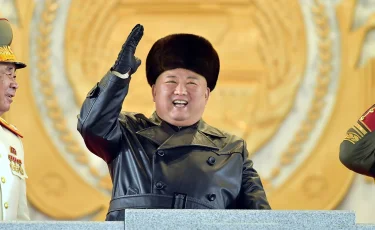 Кожаные плащи под запретом: в КНДР убирают с прилавков предмет гардероба