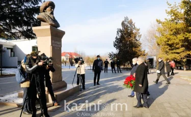 Крымбек Кушербаев возложил цветы к памятникам Жамбыла Жабаева и Нургисы Тлендиева