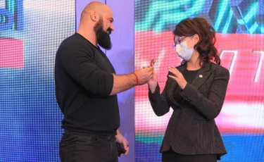 Казахстанский рекордсмен по силовому экстриму подарил сердце Аиде Балаевой