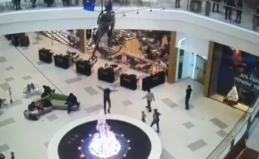Парень прыгнул в фонтан со второго этажа в ТРЦ Нур-Султана