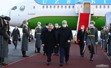 Президент Узбекистана прибыл с государственным визитом в Казахстан
