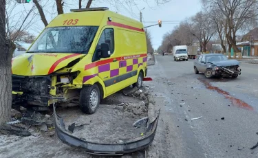 Жедел жәрдем көлігі жол апатына ұшырап, 2 адам зардап шекті