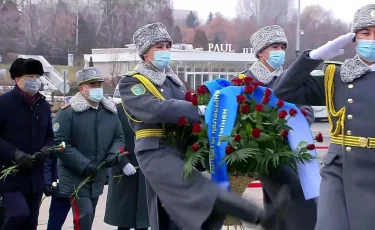 Алматыда «Тәуелсіздік» монументіне гүл шоғын қою рәсімі өтті