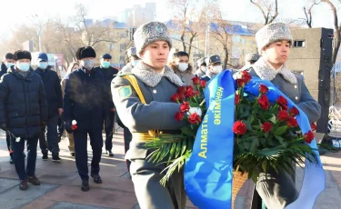 Алматыда «Тәуелсіздік таңы» монументіне гүл шоғын қою рәсімі өтті 