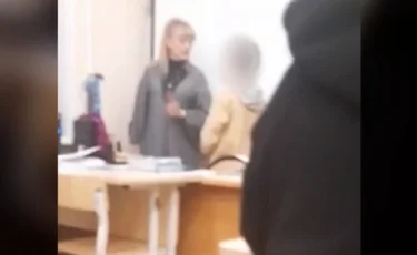 Мұғалім оқушының бетінен шапалақпен ұрып, дәптерін жыртып тастаған