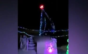 Не устояла: ураган снес главную новогоднюю елку в Норильске 