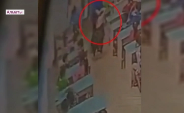 Балабақшада бүлдіршіндерді ұрып-соққан тәрбиеші жұмыстан қуылды