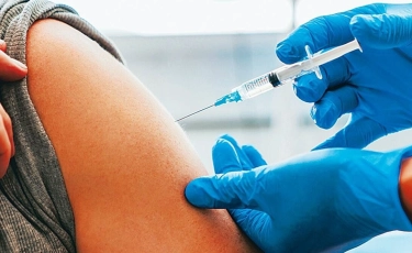 Алматылықтар коронавирусты жеңу үшін ревакцинациядан өтуі керек