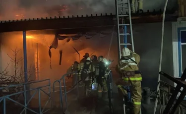 Өскеменде екі теплоход жанып кетті  