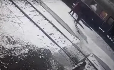 Второй день рождения: астанчанка едва не попала под поезд