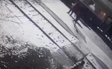 Второй день рождения: астанчанка едва не попала под поезд
