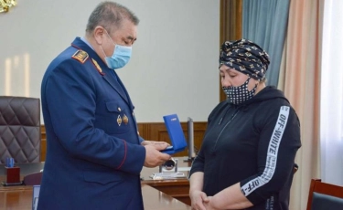 Награда за подвиг: семьям погибших полицейских вручили ордена