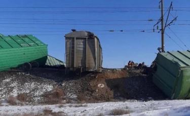 Қарағандыда жүк пойызының 12 вагоны рельстен шығып кетті