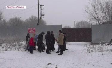 Жар жағалап өтеміз: Алматы іргесіндегі ауылдың бүтін бір көшесі сатылып кеткен