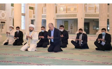 Президент қаңтар оқиғасы кезінде қайтыс болған азаматтардың рухына құран бағыштау рәсіміне қатысты
