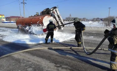 Қарағандыда көше бойына 2 тонна бензин төгілді  