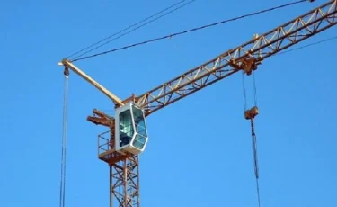 В столице страны упал строительный кран, погиб рабочий