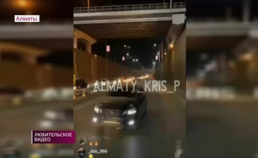 Водитель "Лексуса" снял номера и ехал задним ходом по улице Саина