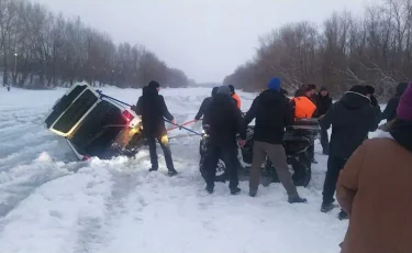 Автомобиль провалился под лед в Павлодаре