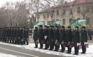 В Алматы наградили курсантов, защищавших город во время беспорядков 