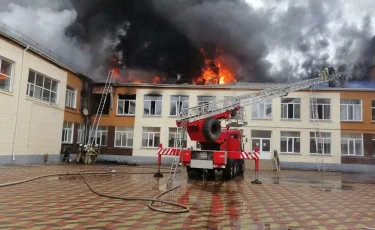 Павлодарда мектеп өртеніп жатыр: 600-ге жуық адам эвакуацияланды