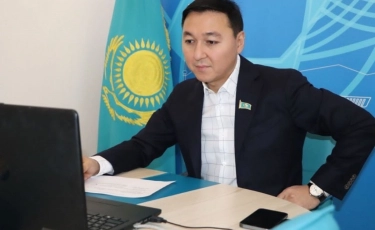 Мәслихат депутаты: Президент партиядан шықса да, AMANAT-тың стратегиялық бағдары өзгермейді