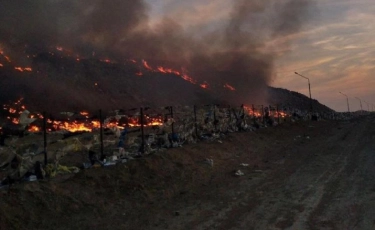 Пожар произошел на мусорном полигоне в Мангистауской области