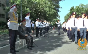 Полицейские Алматы подарили ветерану концерт во дворе дома 