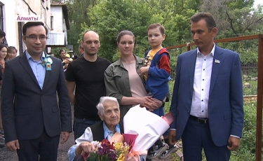 День Победы: в Турксибском районе Алматы поздравили 99-летнего ветерана 