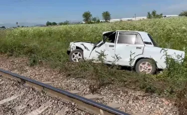 Не уступил дорогу: автомобиль попал под поезд близ Алматы