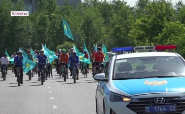 Мемлекеттік рәміздеріне 30 жыл: Алматыда 40 шабандоз қатысқан велошеру өтті